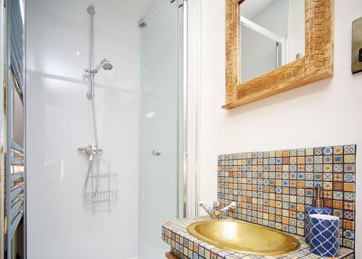 North Star Sanctum Hotel Garton Екстериор снимка
